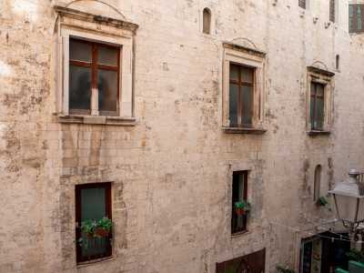 Un ammezzato lascia spazio a finestroni rinascimentali, sulle cui cornici si intravedono le originali aperture arcuate